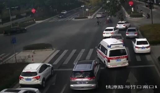 5辆车同时闯红灯,民警被吓坏仔细一看决定直接集体免罚