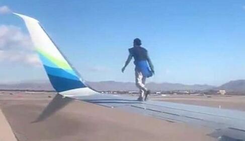 男子爬到正准备起飞的飞机上跳舞,随后发生的事太悲剧
