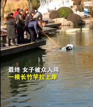 江苏一女子拍照倒着走掉进湖里,接下来一幕让人万万没想到