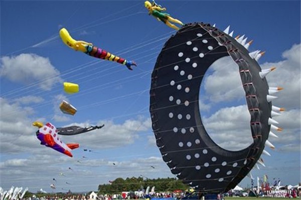 世界上最大的风筝 名叫舞龙 长达八公里的巨龙