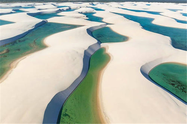 世界上最神奇的沙漠 拉克依斯沙漠白色的沙子酷似白雪