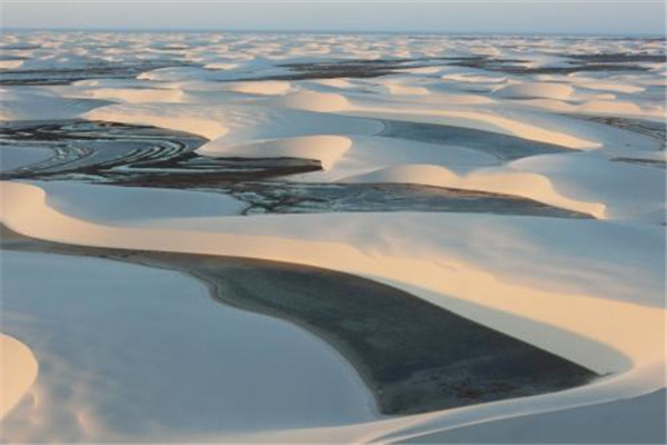世界上最神奇的沙漠 拉克依斯沙漠白色的沙子酷似白雪