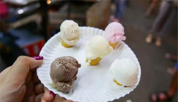 世界上最小的冰淇淋 拇指大小的迷你冰淇淋一口一个 售价一美元