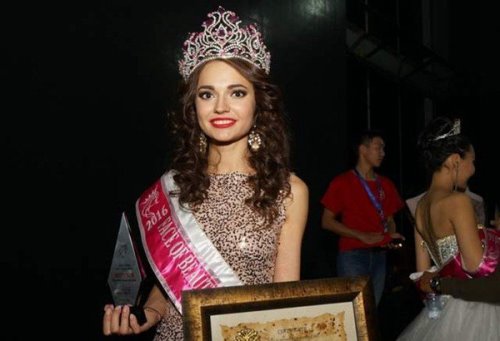 世界最美脸蛋选美 俄罗斯美女记者Alena Raeva获得后冠