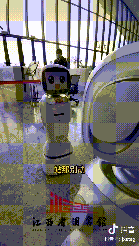 江西省图书馆两名机器人吵架 网友：里面坐了个人吧哈哈哈