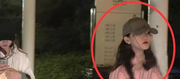 媒体曝出王菲带李嫣外出照 12岁的小李嫣气场不输妈妈