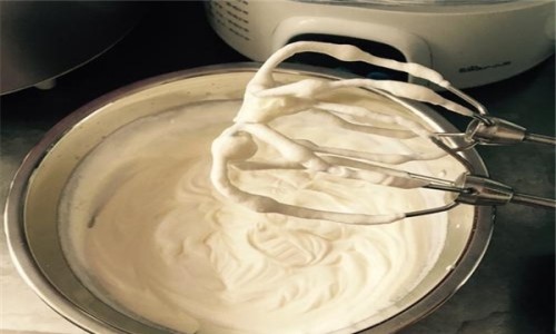 淡奶油豆腐渣复原 可以使用奶粉和糖奶油打发过头导致