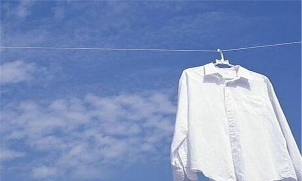 白衬衣被染成蓝的了怎么办 白衬衣应该如何清洗干净