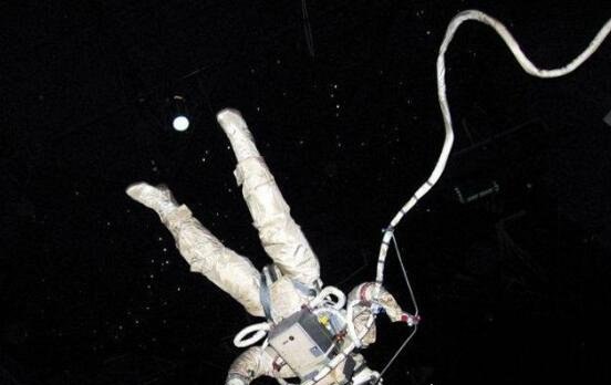 宇航员太空拍摄到浮尸 宇宙中尸体不会腐烂但遇见的可能性很小
