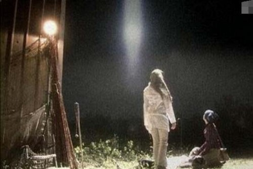 巴西神秘光束之谜 外星飞碟袭击人类致死亡军方被吓尿