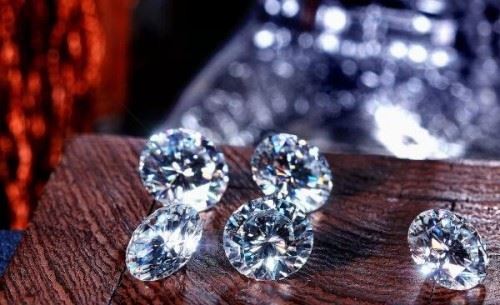 莫桑钻和钻石的区别 莫桑钻人工价格低钻石天然价格贵
