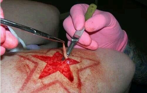 世界上最恐怖的纹身 割肉纹身活生生在身上挖肉(极度血腥)