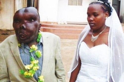 乌干达最丑男人 五官畸形丑到无法直视2任老婆/8个娃