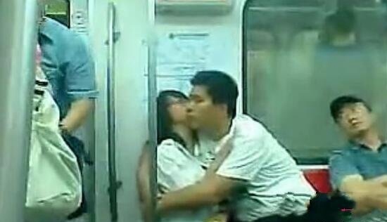 90后吃乳门视频 北京地铁高中生舌吻吃乳激情不断图