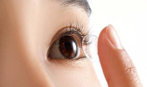 经常戴隐形眼镜对眼睛有坏处吗？视力下降/引起许多眼部疾病