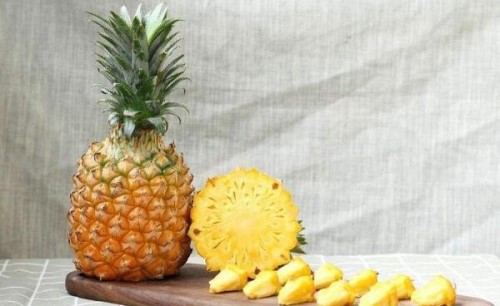 凤梨和菠萝的区别 学会三招轻松区分吃一口生涩的是菠萝