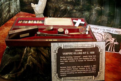 中世纪的吸血鬼葬礼是怎么回事 揭秘欧洲中世纪可怕的吸血鬼葬礼