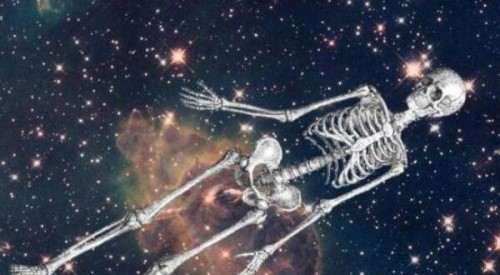 宇航员太空拍摄到浮尸 漂浮几百万年/可诞生外星生命