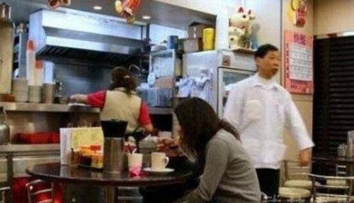 香港新界北茶餐厅灵异事件真相 豪宅内四具尸体用冥币叫餐