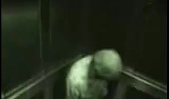 网上疯传微信11秒吓人视频 电梯内惊现神秘人物(附视频)