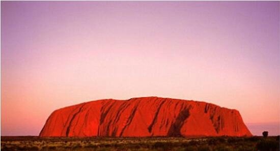澳洲神石之谜 巨石不同季节变换不同的颜色科学无解