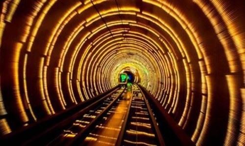 男子自称去过2749年 时空隧道可通往未来世界