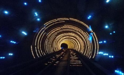 男子自称去过2749年 时空隧道可通往未来世界