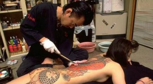 天藤湘子正面纹身 日本黑帮老大的女儿出自传