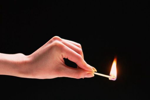 火柴是什么时候发明的 火柴是什么材料做的