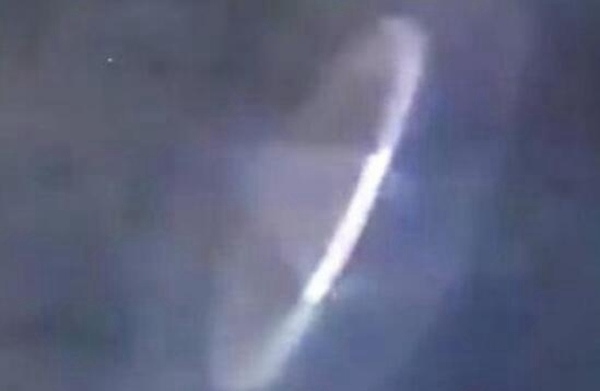 西班牙雷暴天现UFO 银色光圈在空中盘旋场面让人震撼
