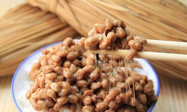 纳豆是什么？？粘稠的发酵黄豆 味道微臭起源中国秦汉