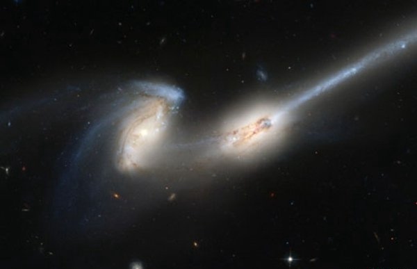 老鼠星系 两只&quot;老鼠&quot;合体而成 距地3亿光年