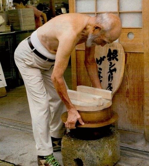 日本86岁老人煮饭60年 虔诚手艺绽放米饭价值限量供应