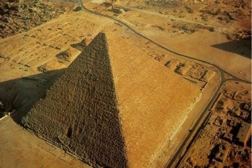 世界上最大的金字塔 胡夫金字塔136.5米/684万吨