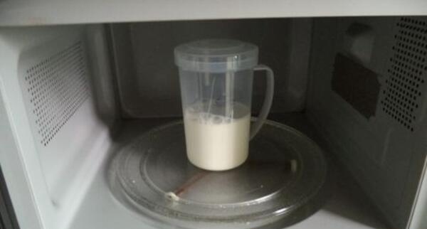 袋装牛奶可以放微波炉加热吗？不可以可能会爆炸或中毒