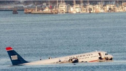 全美航空1549号航班迫降事件 飞机遇鸟击备降哈迪逊河(无人员伤亡)
