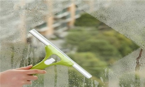 阳台外面玻璃太脏怎么办 用玻璃刮刀进行清洗