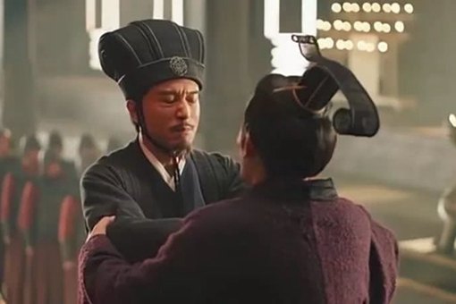 刘备为什么把兵权交给李严而不是诸葛亮?
