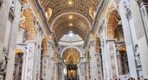 世界上最大的教堂 圣伯多禄大教堂(可容纳六万多人)